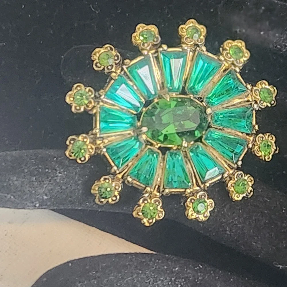 Vintage Emerald Green Sunburst Brooch Gold Tone Rhinestone Starburst‎ Pin 1.5